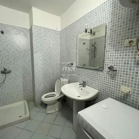 5 Minutes Away From Apartmán Durrës